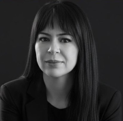 Retrato em preto e branco de Anastácia Nunes, fundadora da OEN People Edge